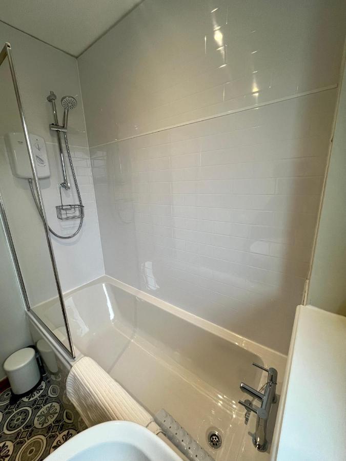 Comfortable, Modern Apartment With Parking. Inverness. 外观 照片
